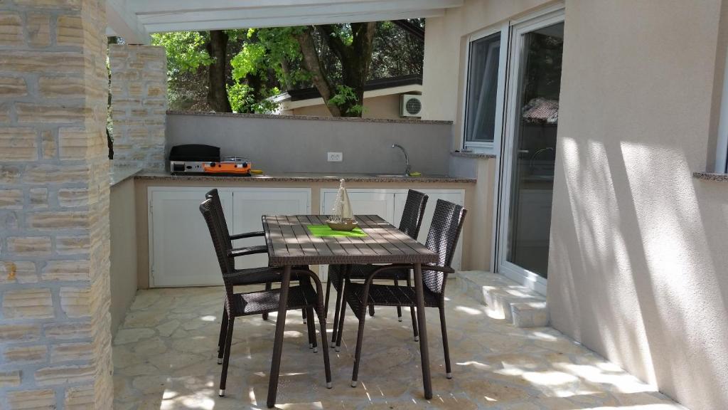 stół i krzesła na patio w kuchni w obiekcie Holiday Park Mimoza w mieście Bašanija