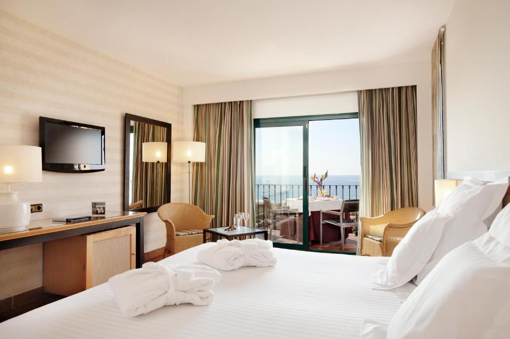 Postel nebo postele na pokoji v ubytování Barceló Punta Umbría Mar