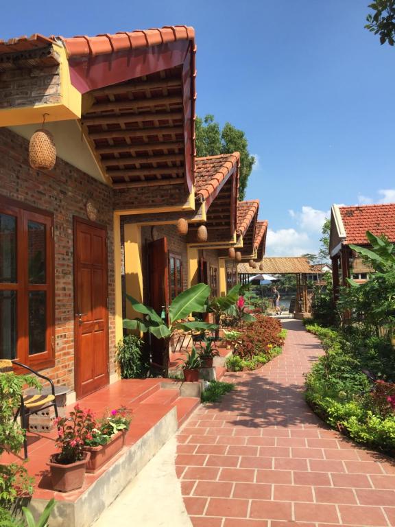een huis met een stenen loopbrug ervoor bij Tam Coc Lake View Homestay in Ninh Binh