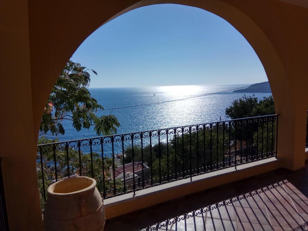 パノルモス・カリムノスにあるPlaty gialos, amazing viewのバルコニーから海の景色を望めます。