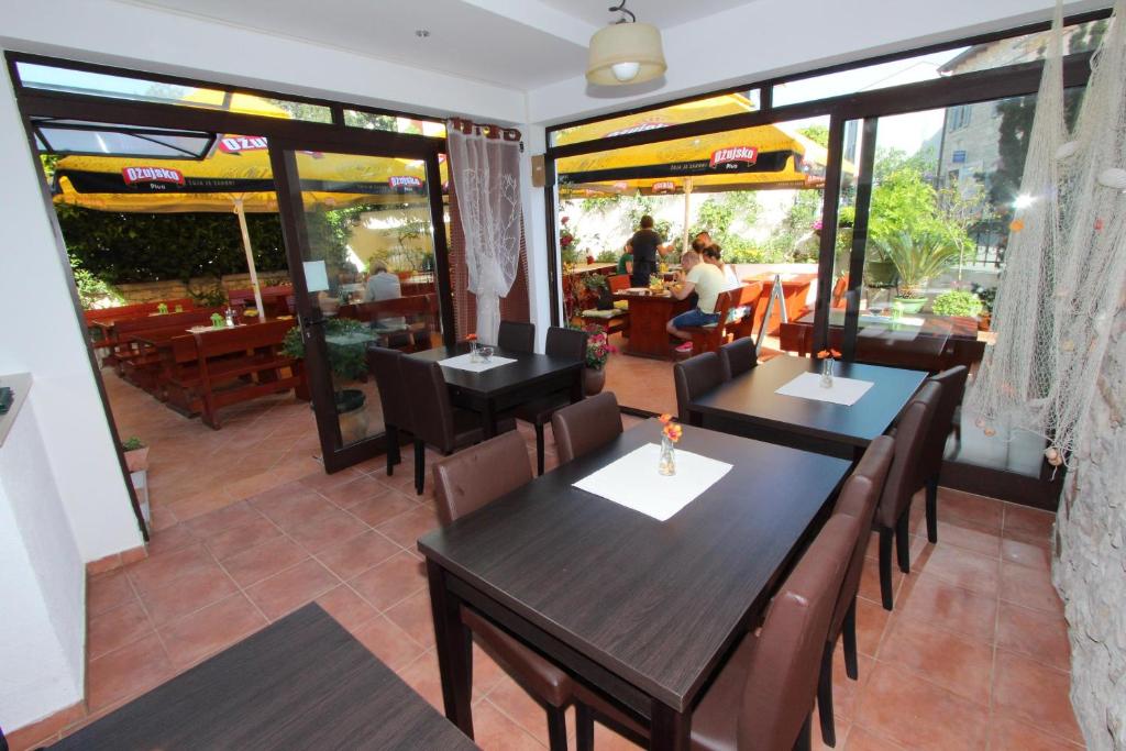 Restauracja lub miejsce do jedzenia w obiekcie Apartments Sorriso