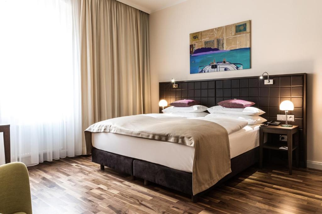 Hotel Sandwirth tesisinde bir odada yatak veya yataklar