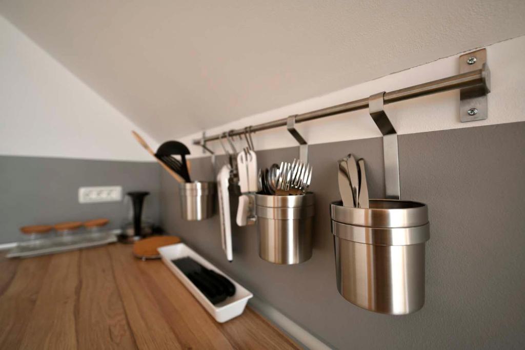 Příslušenství pro přípravu čaje a kávy v ubytování Krona Apartments