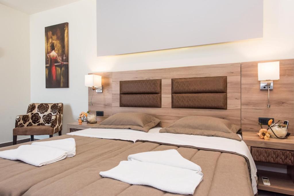 Ένα ή περισσότερα κρεβάτια σε δωμάτιο στο Dionisos Hotel