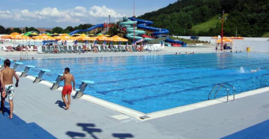 Bazén v ubytování Holiday Wing Apartment 2 nebo v jeho okolí