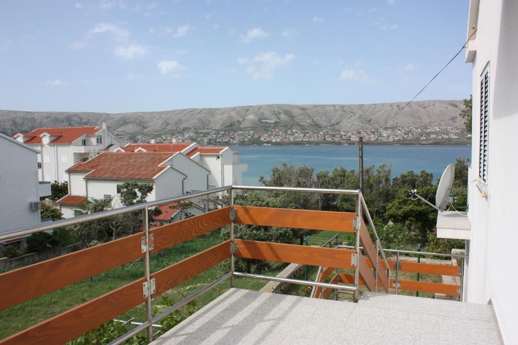 ein Blick auf das Wasser vom Balkon eines Hauses in der Unterkunft Apartment Pinta in Pag