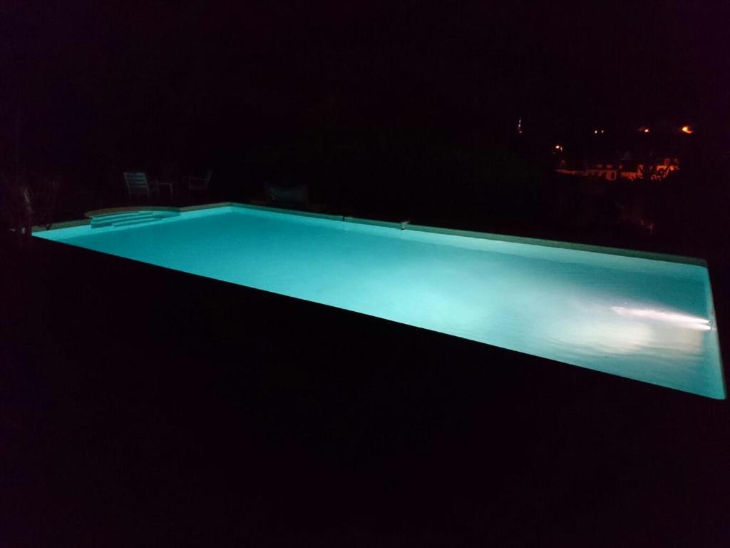 Bed and Breakfast Villa Castel Marie Louise في نيري ليه بان: ضوء حمام السباحة في الليل