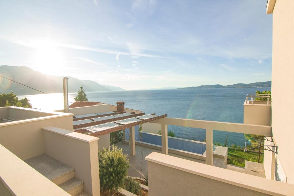a view of the ocean from the balcony of a house at Apartment Botta in Mimice
