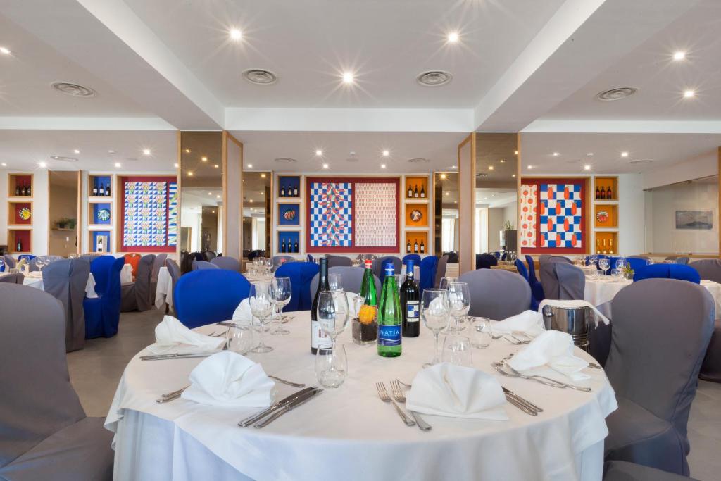 A restaurant or other place to eat at Hotel O Sole Mio