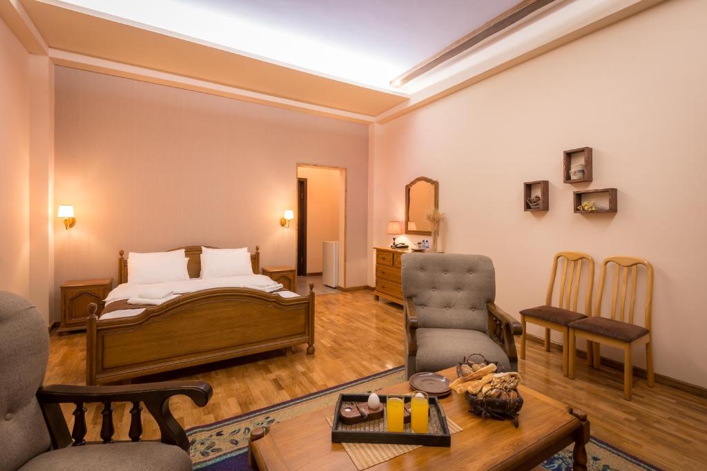 Postel nebo postele na pokoji v ubytování Olympia Garden Hotel