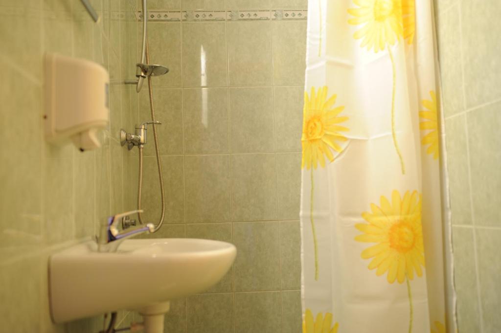 Koupelna v ubytování Aranykorona Hotel