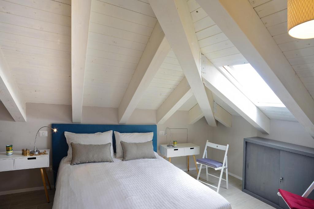 una camera con un grande letto con testiera blu di Willy's Home a Salerno