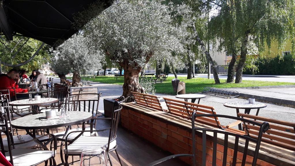 Reštaurácia alebo iné gastronomické zariadenie v ubytovaní Apartment Sarita