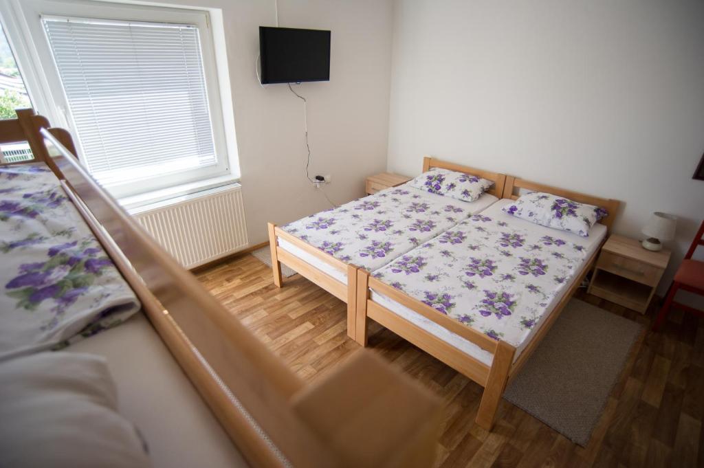 巴尼亞盧卡的住宿－Hostel Larisa，一间卧室设有两张双层床和一扇窗户。
