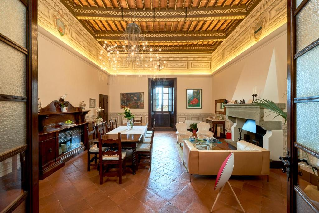 a living room with a couch and a table at Il Tosco in Montepulciano