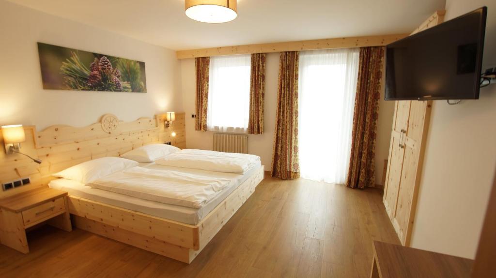 Postel nebo postele na pokoji v ubytování Hotel Andechserhof & Mountain Sky