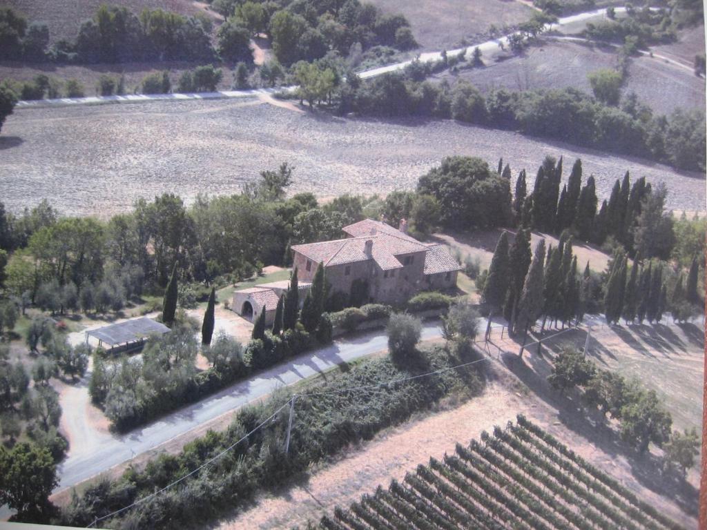 una vista aerea di una casa in un vigneto di S. Bartolomeo II° - "La Loggetta" a Montepulciano