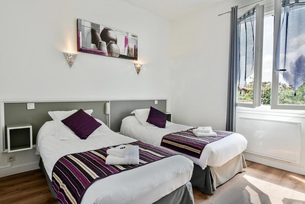 Postel nebo postele na pokoji v ubytování Logis Hôtel Emeraude des Bois
