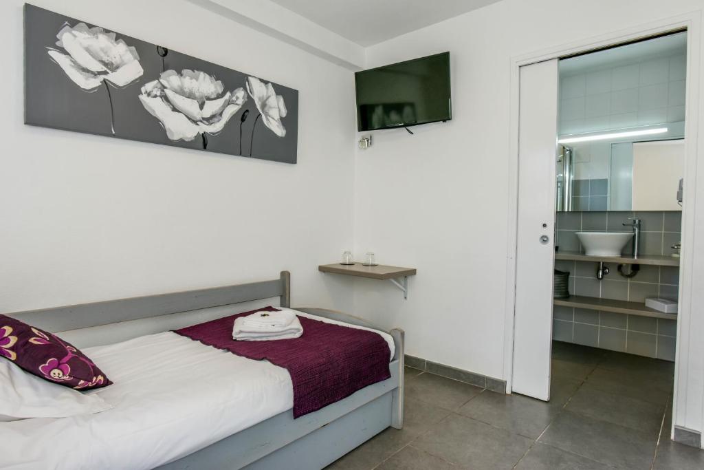 Postel nebo postele na pokoji v ubytování Logis Hôtel Emeraude des Bois