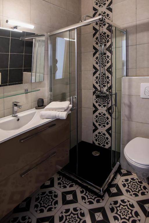 Koupelna v ubytování Logis Hôtel Emeraude des Bois
