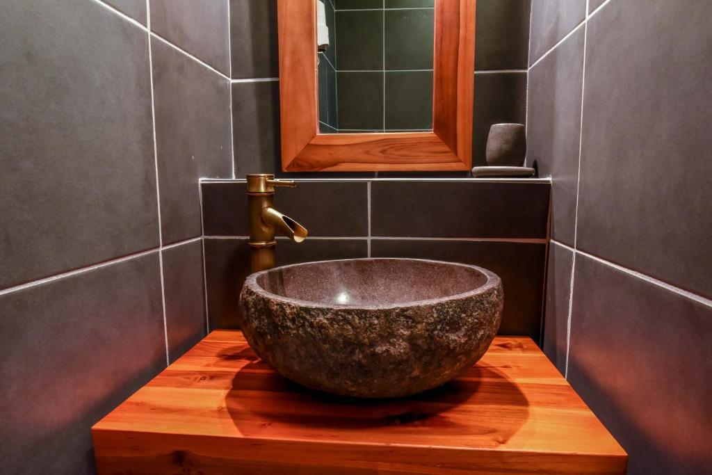 Koupelna v ubytování Logis Hôtel Emeraude des Bois