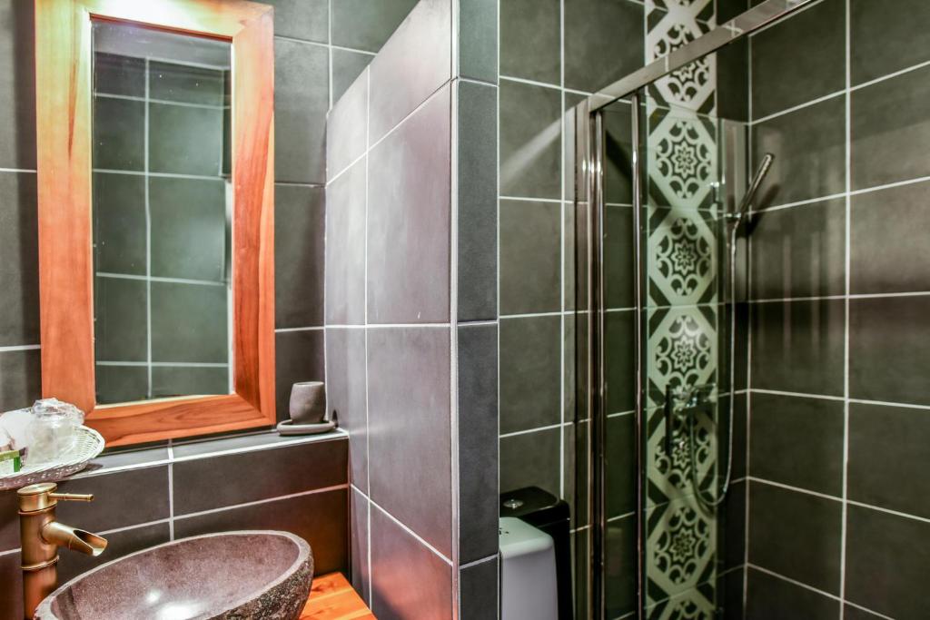 Koupelna v ubytování Logis Hôtel Emeraude des Bois