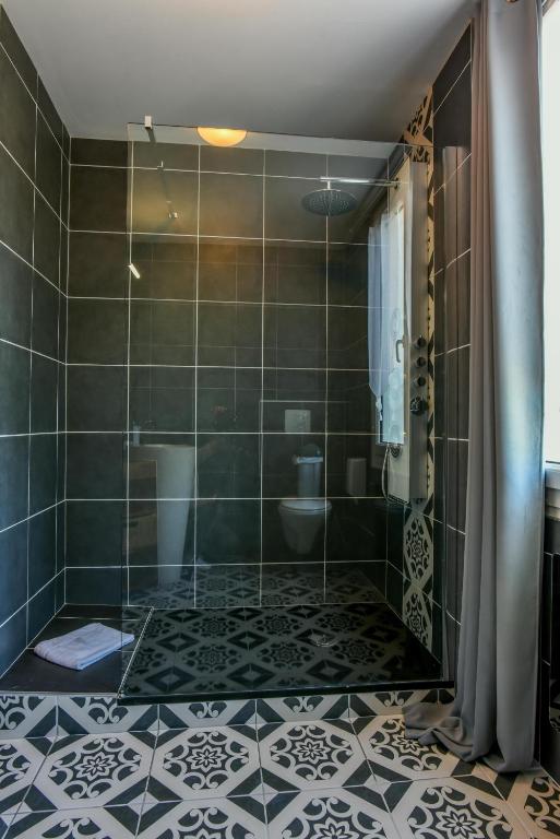 Koupelna v ubytování Logis Hôtel Emeraude des Bois