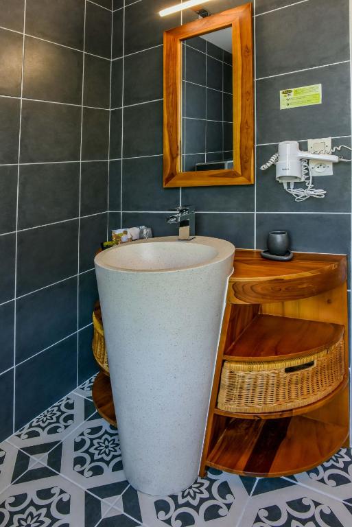 Koupelna v ubytování Logis Hôtel Emeraude des Bois