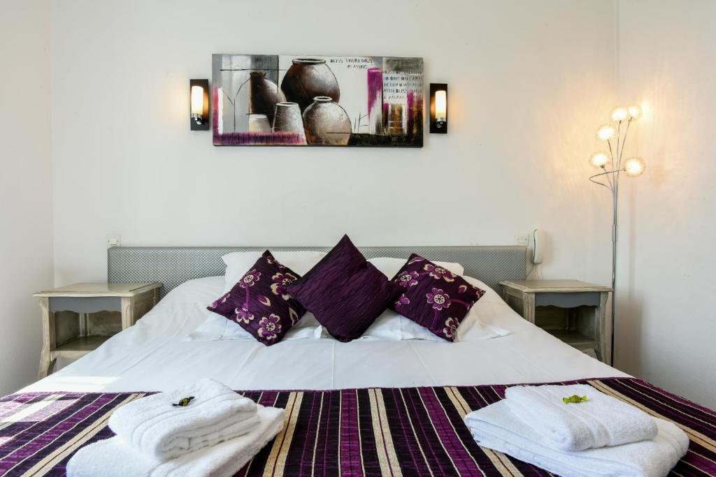 Postel nebo postele na pokoji v ubytování Logis Hôtel Emeraude des Bois