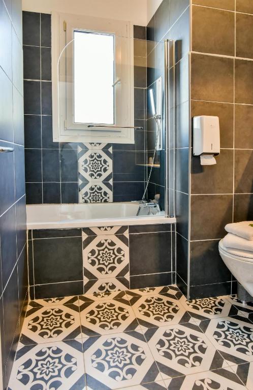 Koupelna v ubytování Logis Hôtel Emeraude des Bois