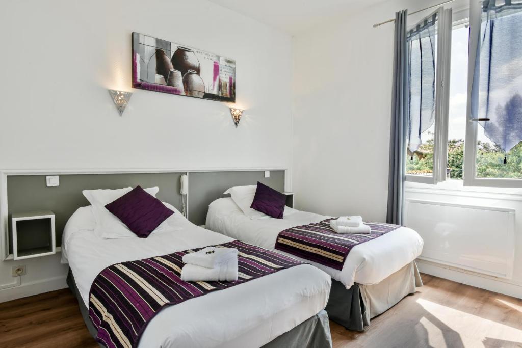 Postel nebo postele na pokoji v ubytování Logis Hôtel Emeraude des Bois