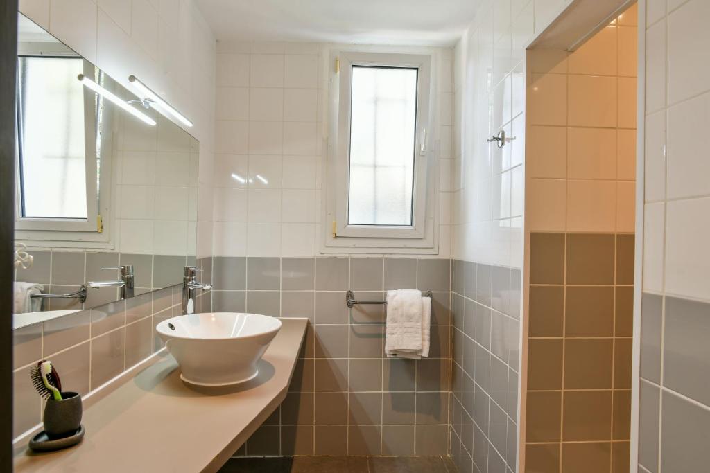 Koupelna v ubytování Logis Hôtel Emeraude des Bois