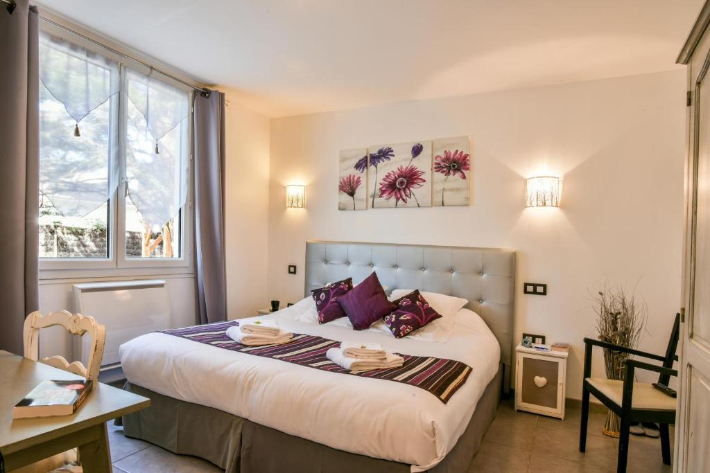 Postel nebo postele na pokoji v ubytování Logis Hôtel Emeraude des Bois