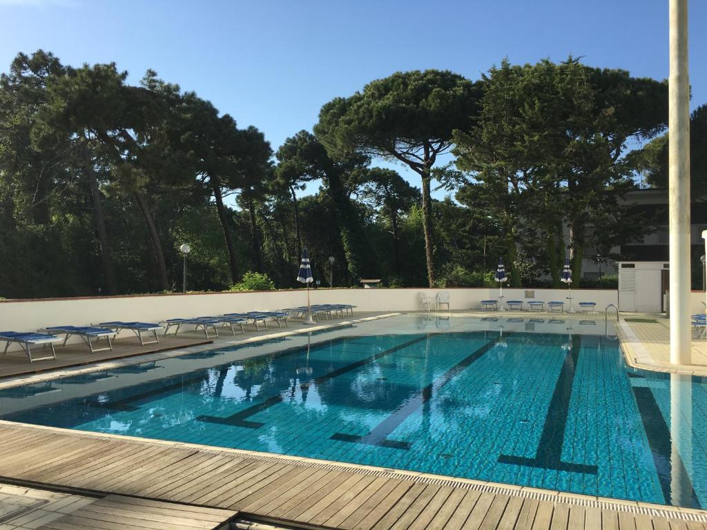 Bazén v ubytování G&D Hotel Deanna Pool&Brunch nebo v jeho okolí