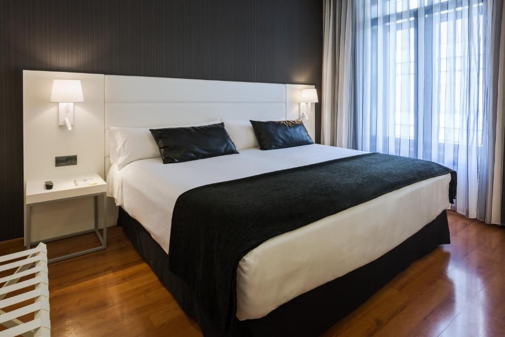 A bed or beds in a room at Catalonia Plaza Mayor Salamanca