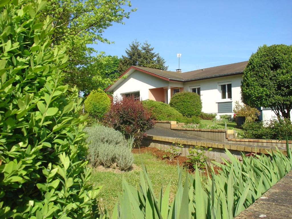 ブレシュイールにあるChambre d'hôtes Bellevueの前庭付きの家