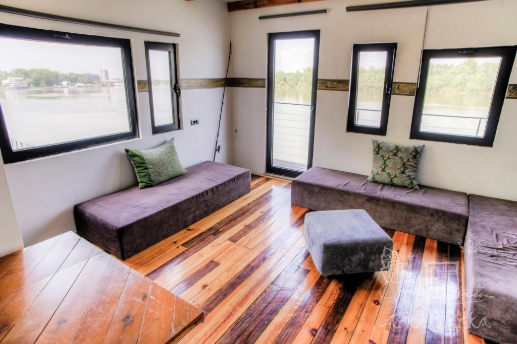 Posezení v ubytování ArkaBarka 2- Floating Dream Rooms and Apartments