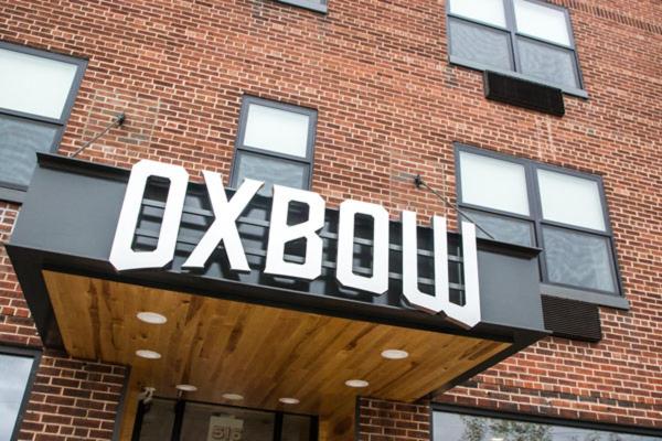 un cartel en el costado de un edificio de ladrillo en The Oxbow Hotel, en Eau Claire