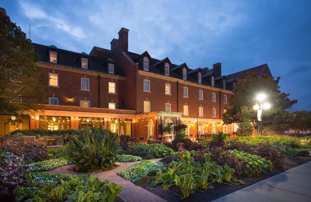 um grande edifício com um jardim em frente em The Atherton Hotel at OSU em Stillwater