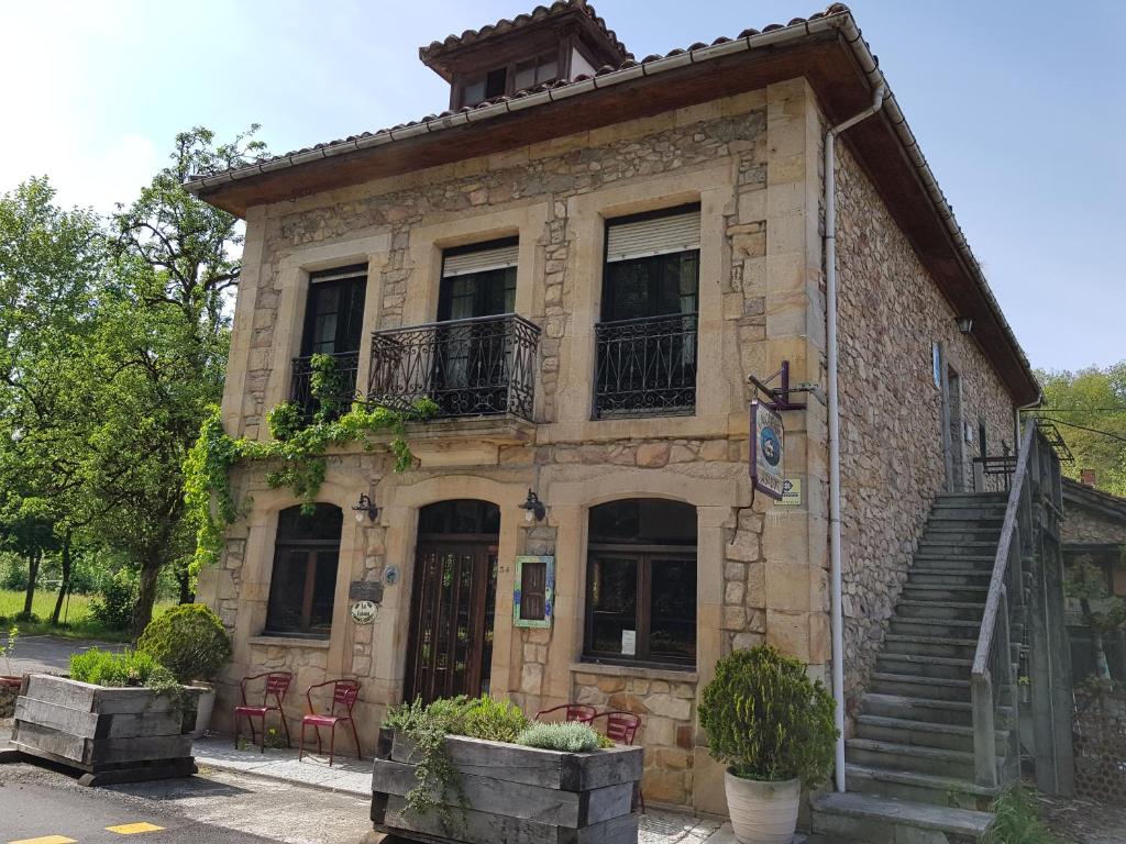 Edificio en el que se encuentra el hostal o pensión