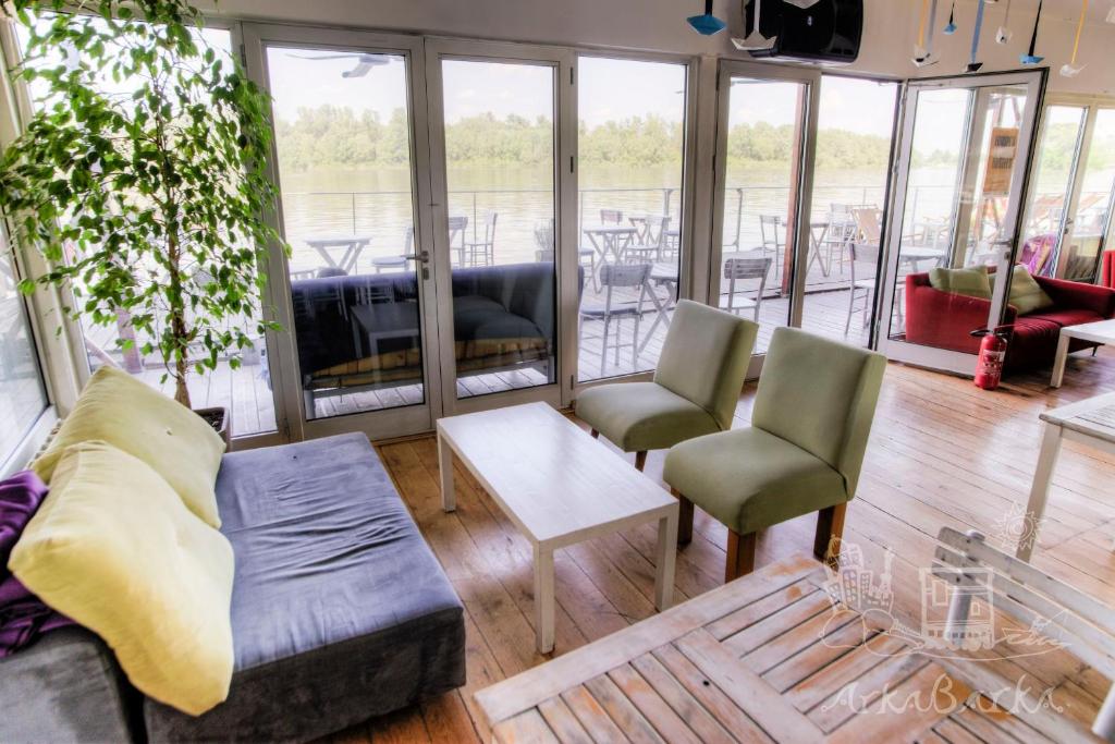 Posezení v ubytování ArkaBarka 2- Floating Dream Rooms and Apartments