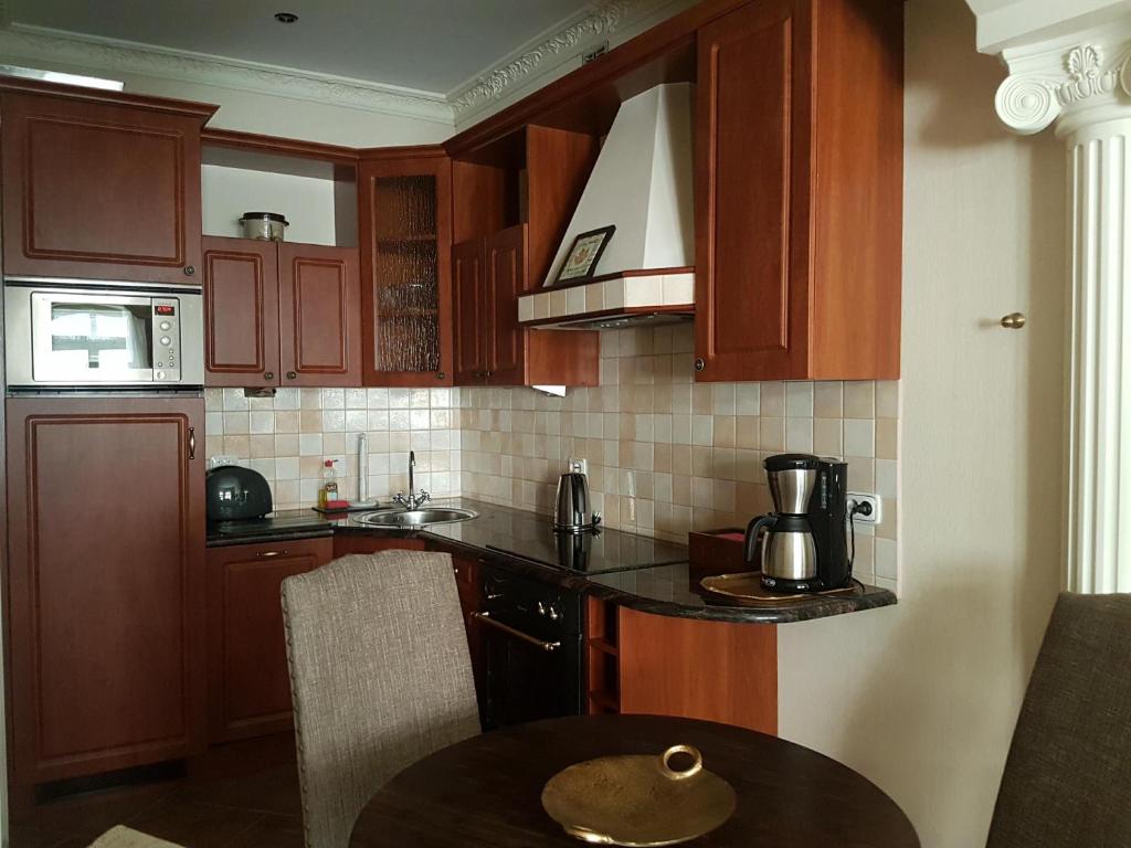 Kuchyňa alebo kuchynka v ubytovaní GoldStar Luxury Old Town Krakow Apartment