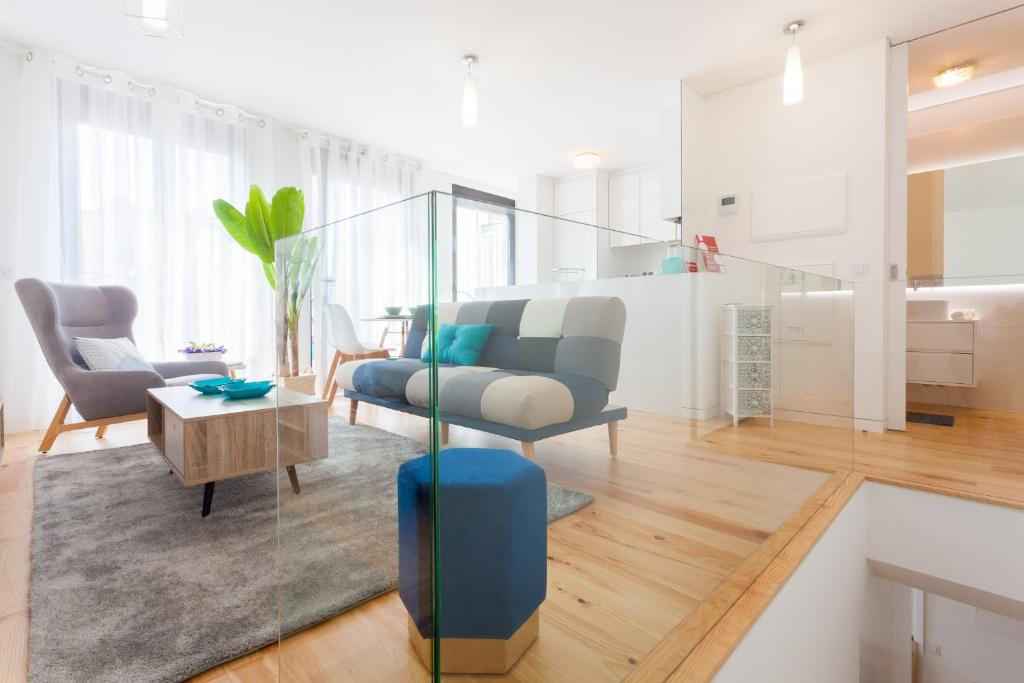 ポルトにあるURBAN VIEWS Terrace - Duplex Apartment "Maria Pia"のリビングルーム(青い椅子、テーブル付)