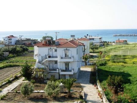 una grande casa bianca con tetto rosso di Korali a Órmos Marathokámpou