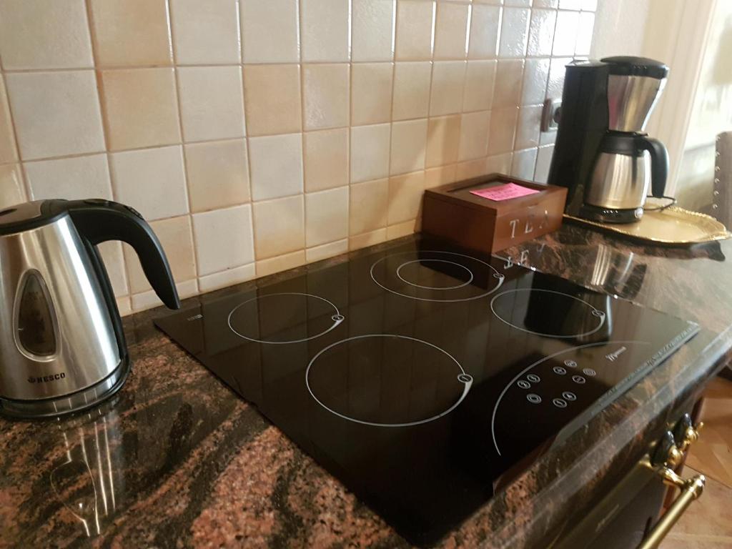 Príslušenstvo na prípravu kávy alebo čaju v ubytovaní GoldStar Luxury Old Town Krakow Apartment