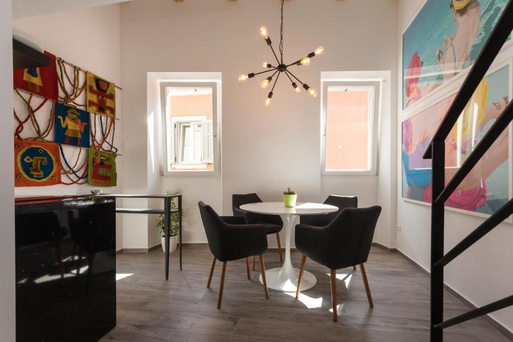 una sala da pranzo con tavolo e sedie di Apartments Stube 4 a Rovigno (Rovinj)