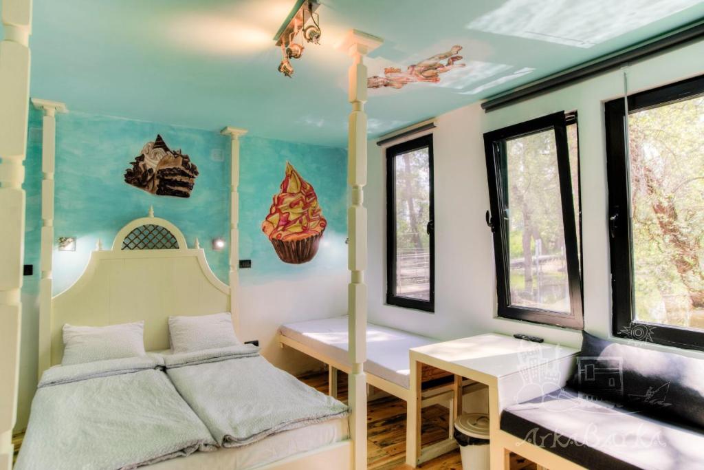 Postel nebo postele na pokoji v ubytování ArkaBarka Floating Hostel