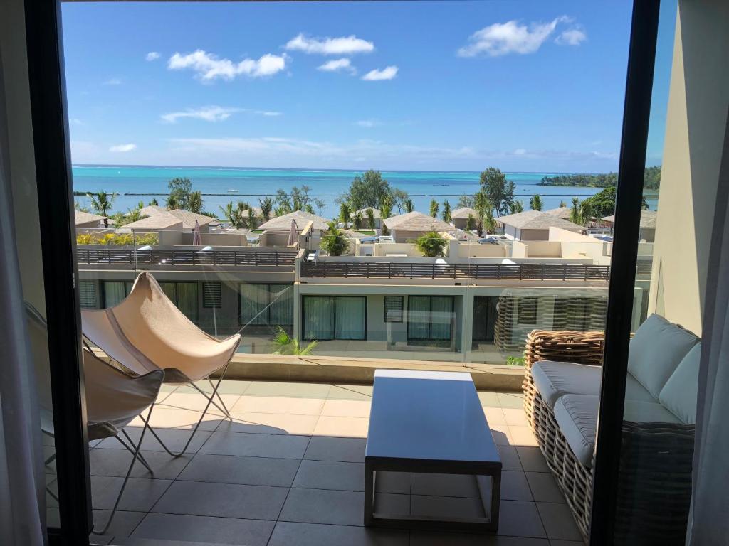 een balkon met uitzicht op de oceaan bij Azuri Appartements De Luxe in Roches Noires