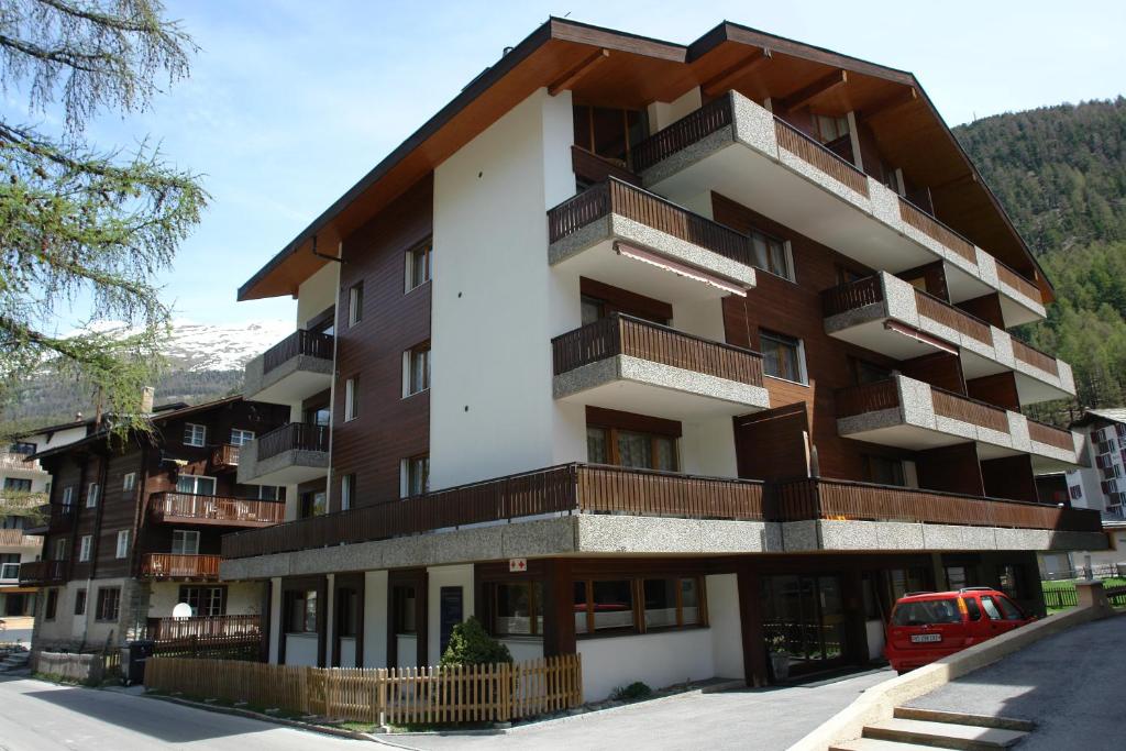 um edifício com varandas do lado de uma rua em Myzermatt Monazit em Zermatt