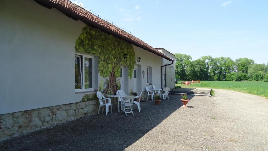 een gebouw met stoelen en tafels aan de zijkant bij Apartmán u Kočky in Blansko